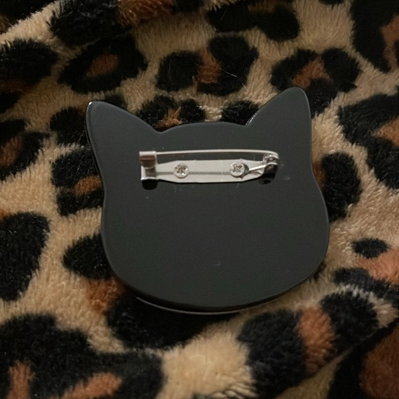 Cute Lucite Gray Lucite Cat Head Brooch - Picture 2 of 2